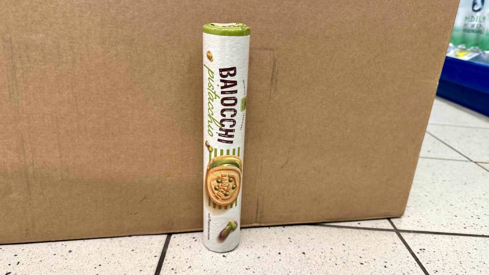 Vor einem Karton steht eine Packung der italienischen Kekse auf dem Boden.