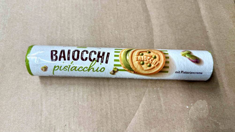 Eine Packung der getesteten italienischen Kekse auf einem Karton liegend.