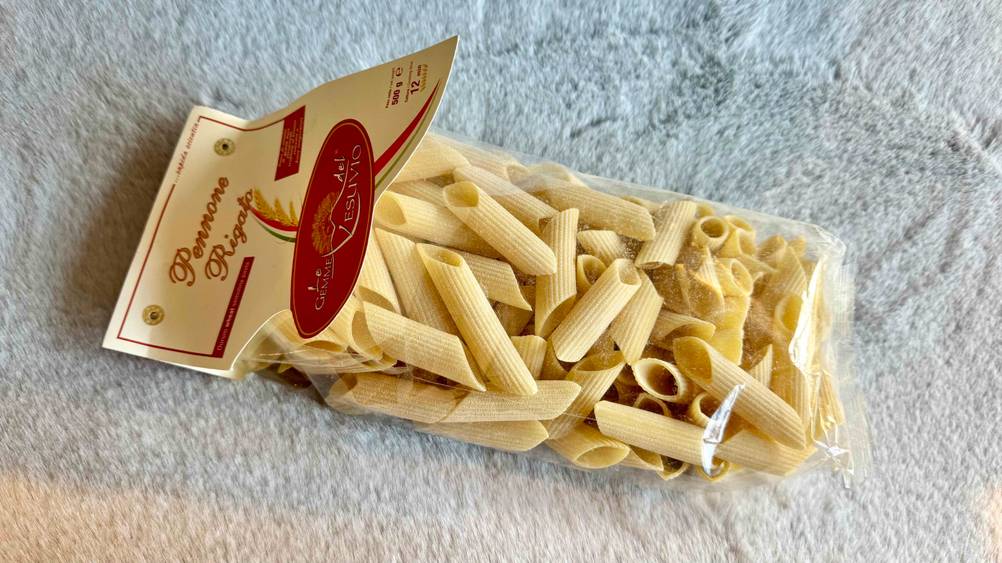 Eine Packung der italienischen Pasta im Test auf einem hellen Stoff liegend.