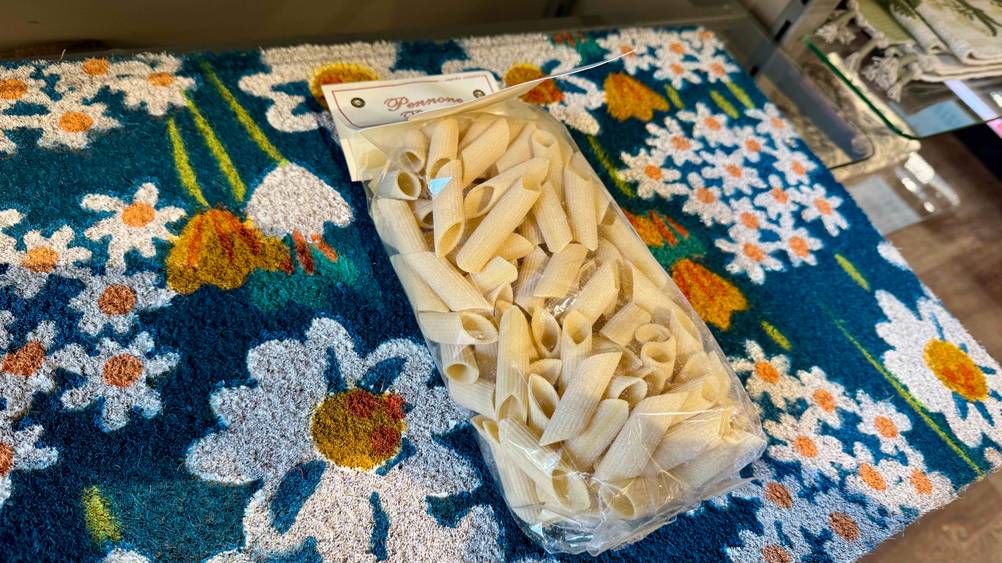 Auf einem bunten Teppich liegt eine Packung der italienischen Pasta im Test.