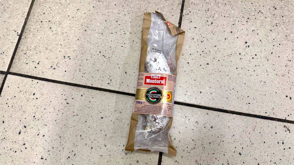 Getestet: Eine italienische Salami in Originalverpackung liegt auf eine Fließenboden.