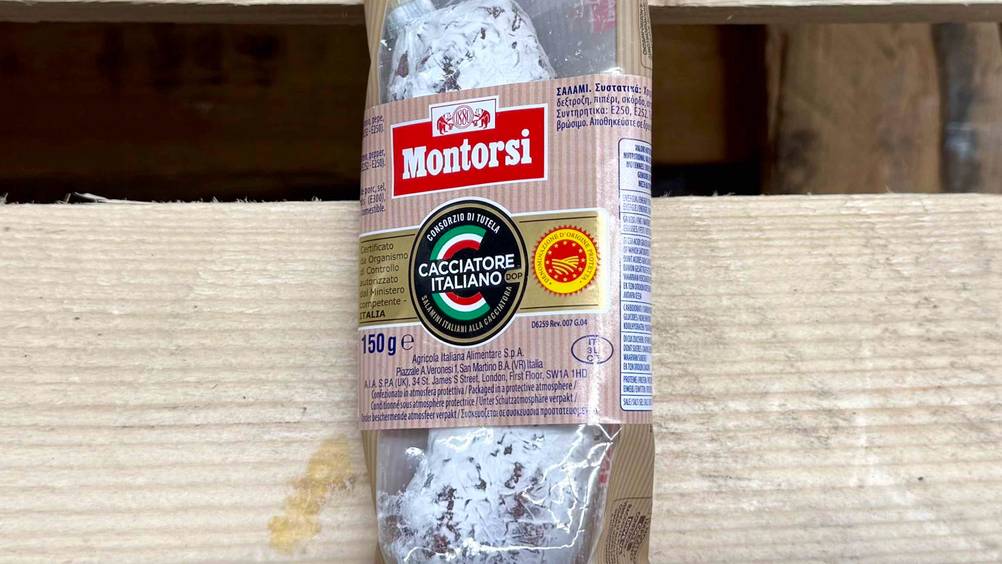 Italienische Salami getestet: Nahaufnahme der Verpackung auf der Vorderseite mit Informationen.