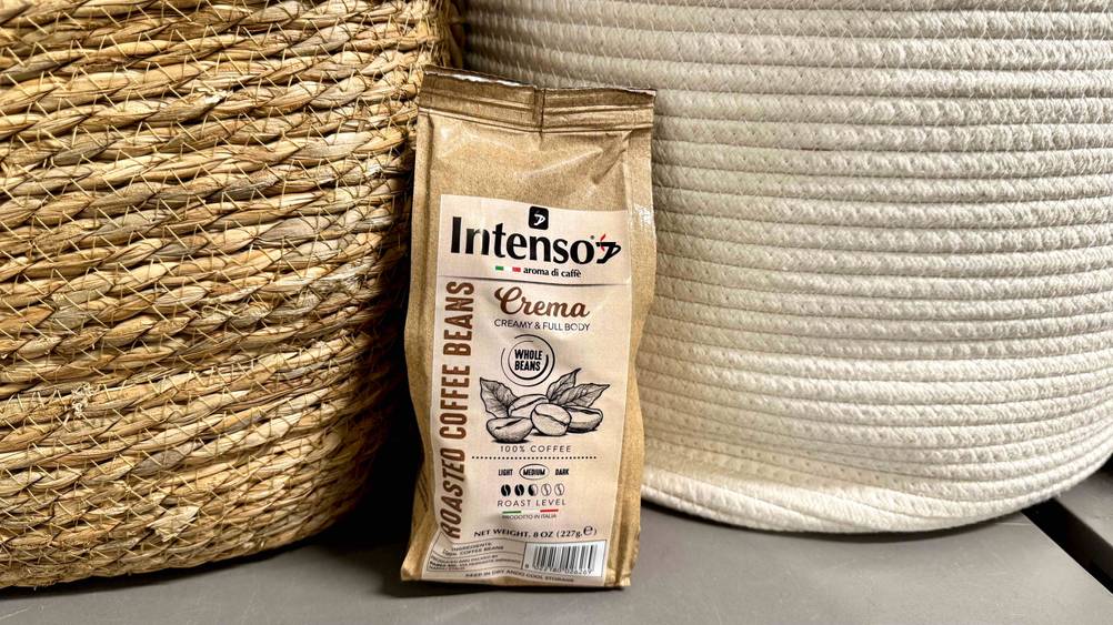 Eine Packung des italienischen Kaffees im Test vor Körben.