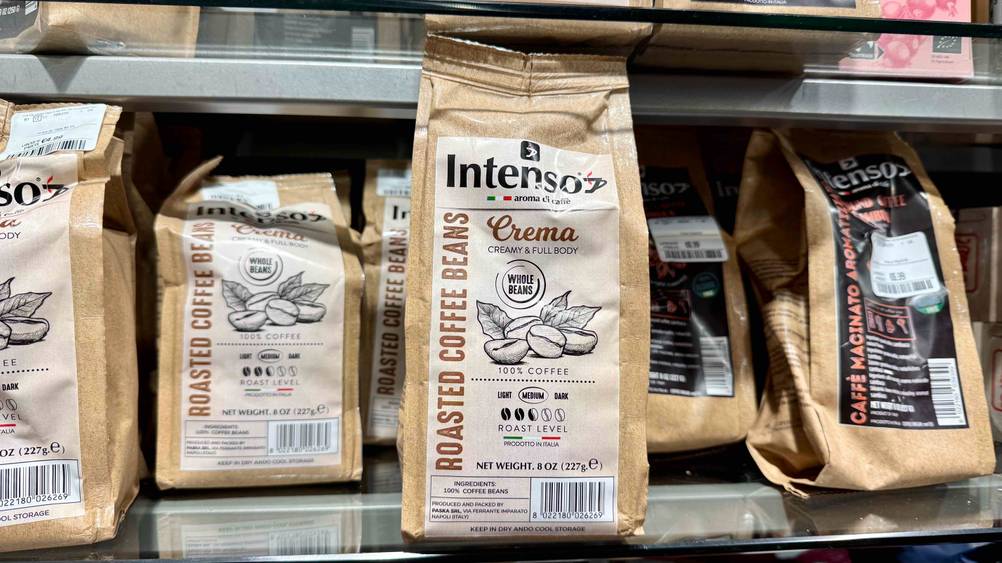 Italienischer Kaffee im Test: Mehrere Packungen in einem Verkaufsregal.