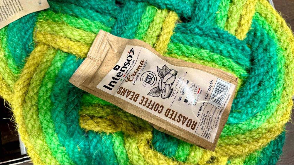 Italienischer Kaffee-Test: Eine Packung auf einem grünen Teppich liegend.