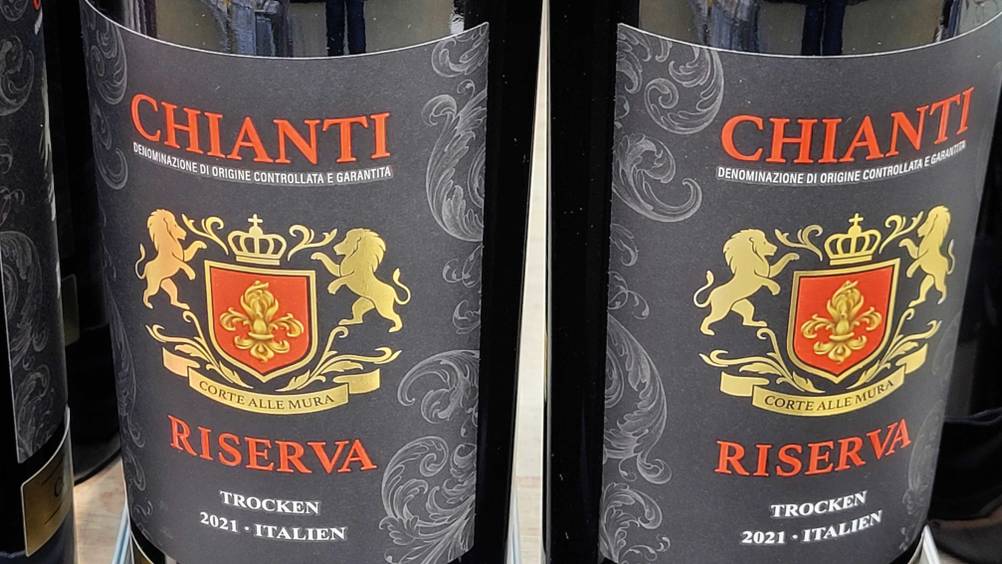 Ialienischer Rotwein im Test: Nahaufnahme des Labels auf der Vorderseite der Flasche.