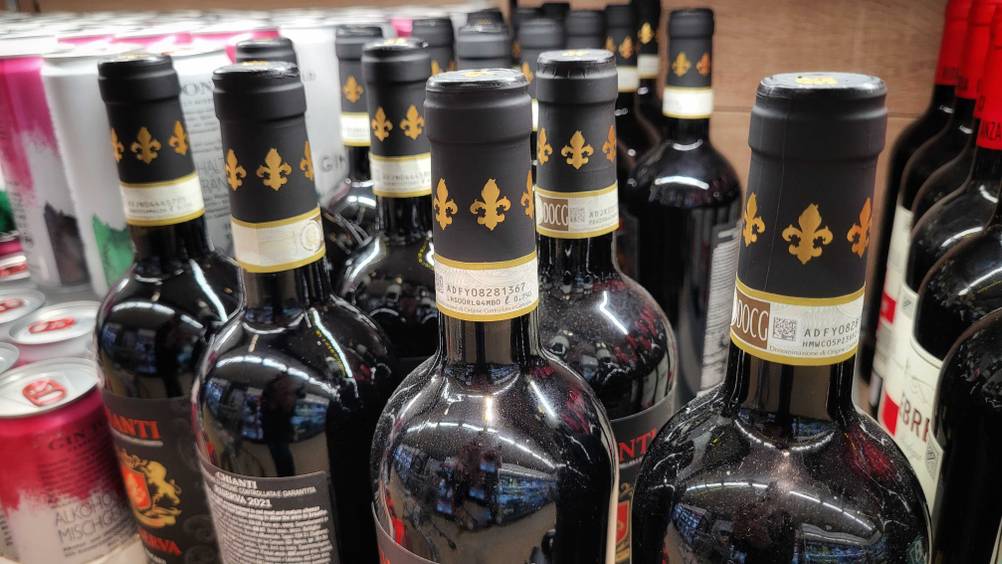 Ialienischer Rotwein getestet: Nahaufnahme des Verschlusses und des Halses der Flaschen.