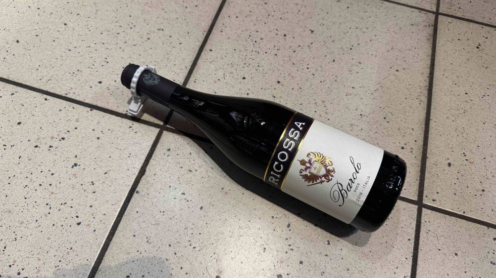 Italienischer Wein im Test: Eine Flasche horizontal auf eine Fließenboden.