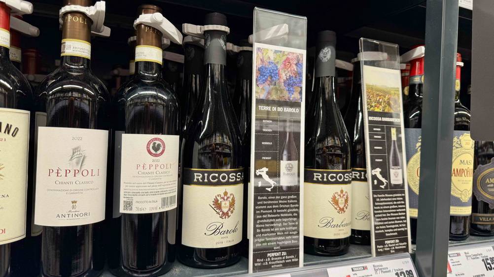 Mehrere Flaschen des getesteten italienischen Weins in einem Verkaufsregal.