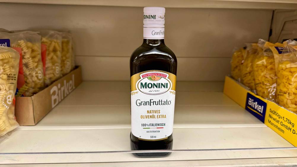 Italienisches Olivenöl getestet: Eine Flasche in einem Verkaufsregal.