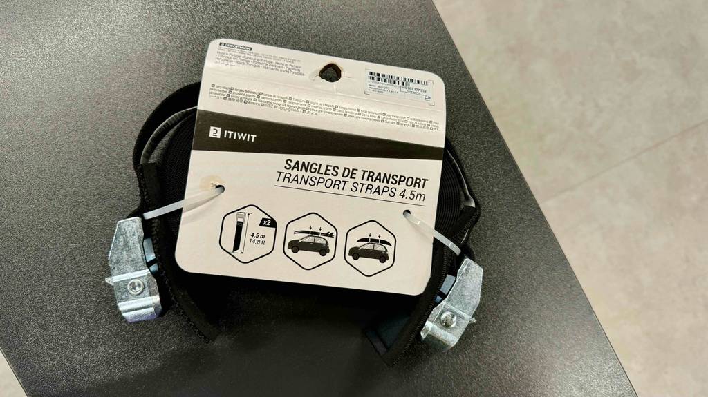 Im Test: ein Kajak Dachträger inklusive 4,5 Meter langen Gurten in seiner Originalverpackung.