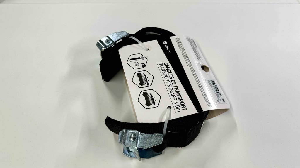 Getestet: ein Kajak Dachträger inklusive 4,5 Meter langen Gurten mit Befestigungsschnallen in der Originalverpackung.