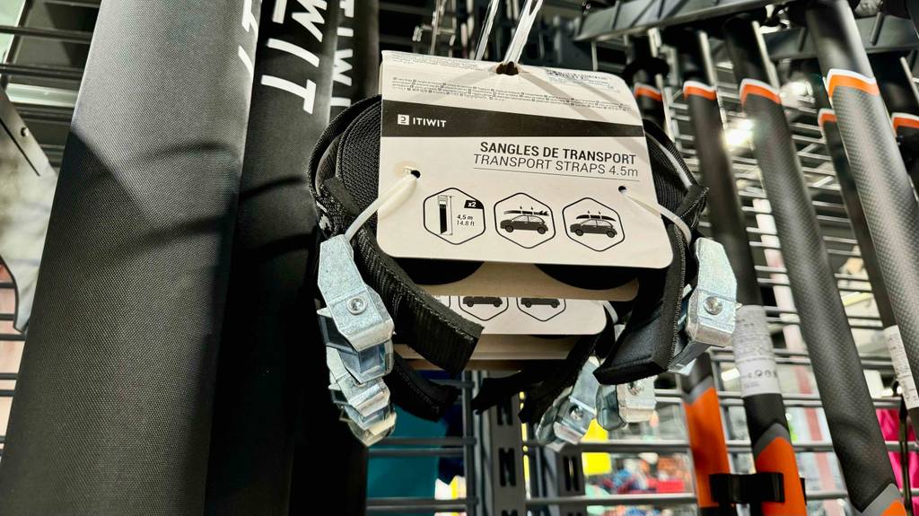Im Test: ein Kajak Dachträger in seiner Originalverpackung hängt an einem Verkaufsstand im Geschäft.