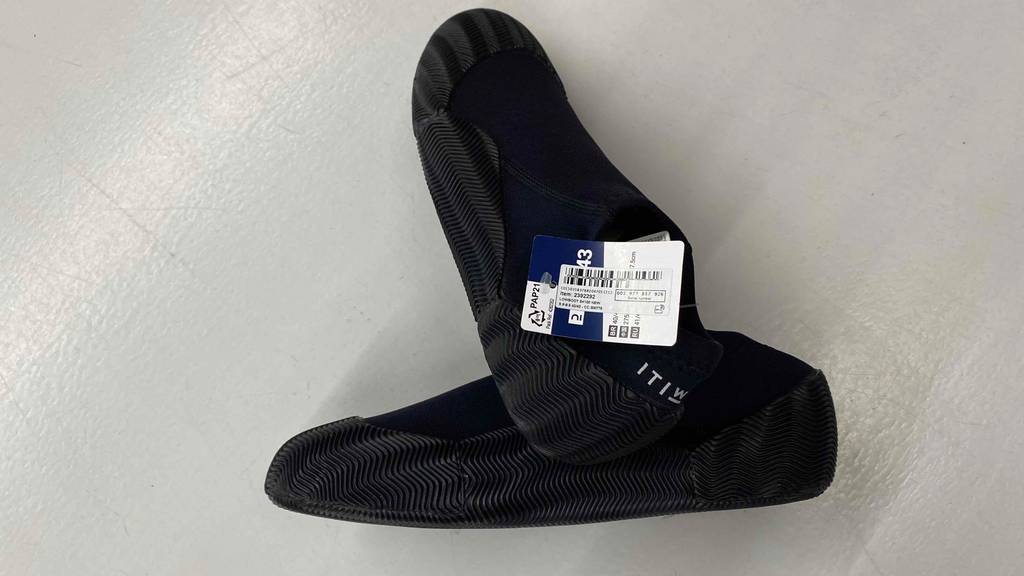 Neoprenschuhe für Herren im Test: Ein Schuh der Marke Itiwit liegt quer über einem zweiten auf weißer Fläche.