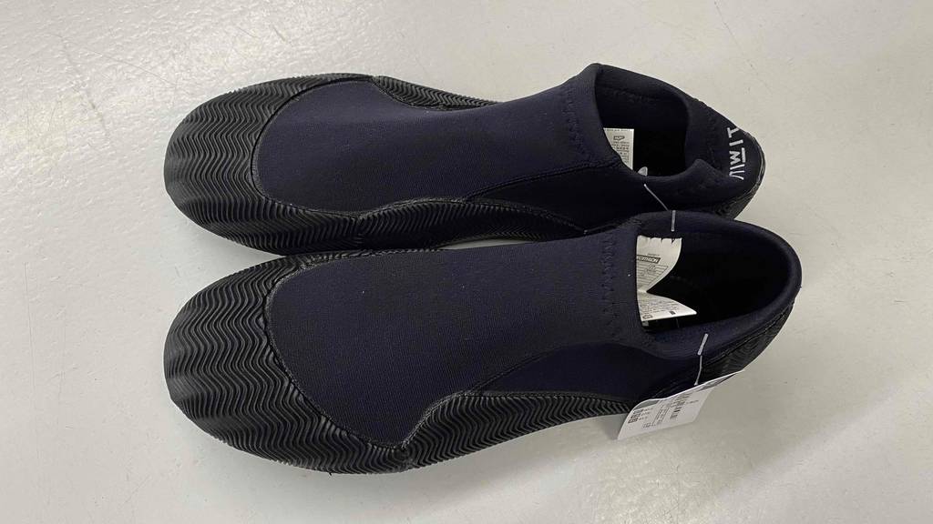 Im Test: schwarze Neoprenschuhe für Herren von Itiwit stehen auf weißer Fläche.