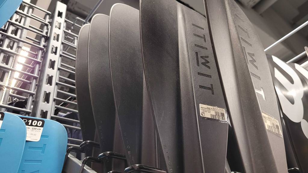 Carbon Paddel SUP im Test: Detailansicht von mehreren Paddeln, die hintereinander aufgereiht sind.