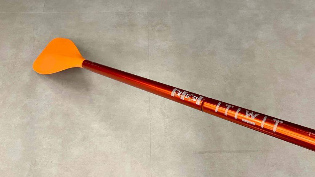 Im Test: Rückseite eines SUP-Paddel auf einer Betonfläche abgestellt.