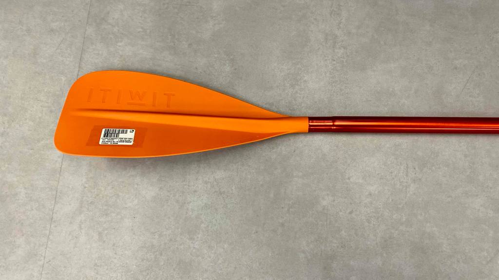 Nahaufnahme des Vorderteils eines getesteten SUP-Paddel auf einem Betonboden.