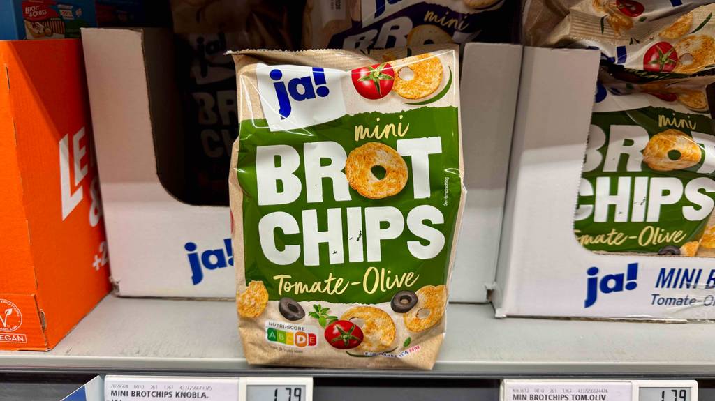Brotchips im Test: Eine Packung mit Tomate-Oliven-Geschmack steht in einem Verkaufsregal.