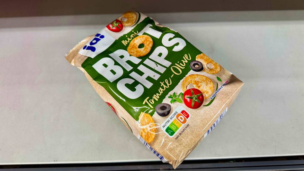 Getestet: Brotchips mit Tomaten-Oliven-Geschmack in der Verpackung liegen auf einer weißen Oberfläche.