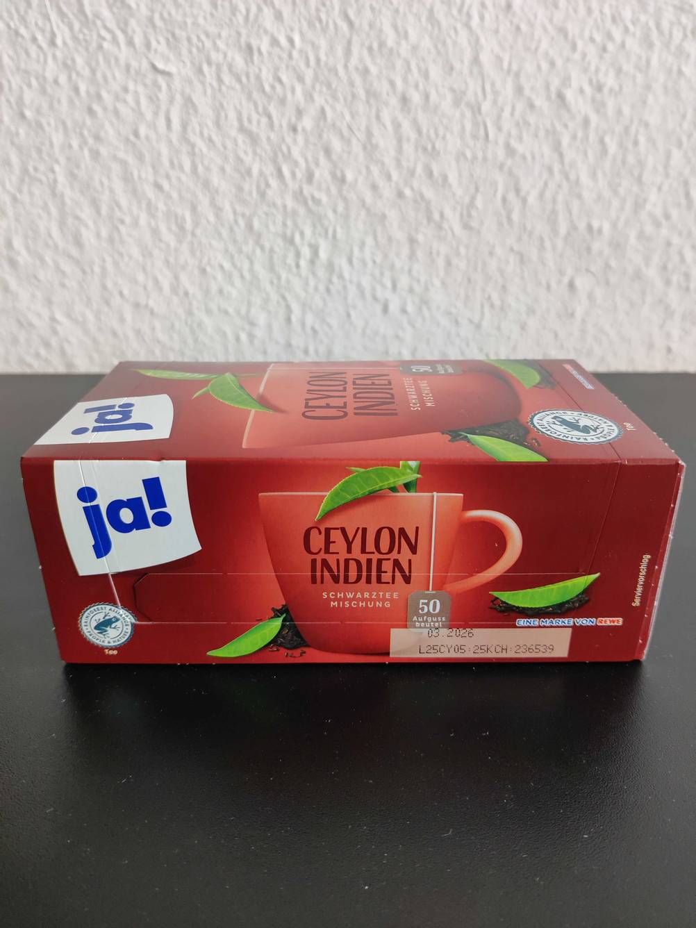 Getestet: Seitenansicht einer Packung Ceylon-Tee.