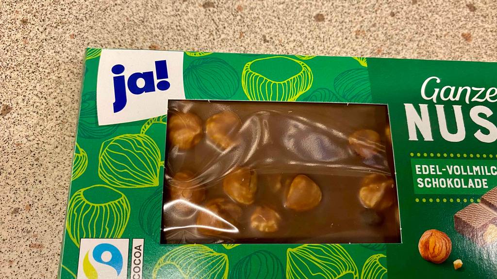 Ganze Nüsse in einer Packung Schokolade von Ja im Test.