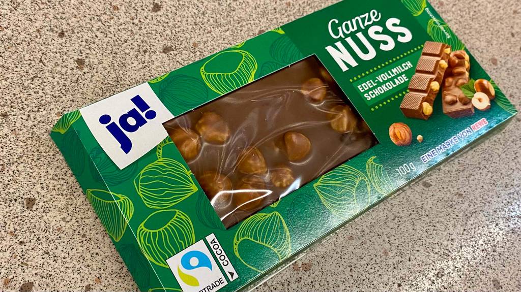 Getestet: Tafel Schokolade von Ja mit ganzen Nüssen liegt quer.