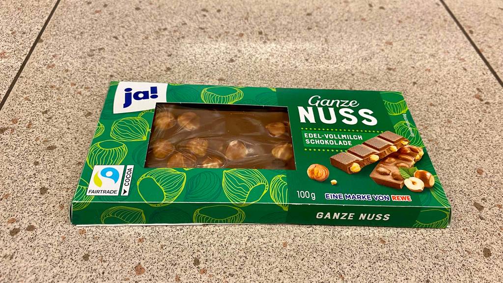 Eine Packung Ja Ganze Nuss Schokolade im Test.