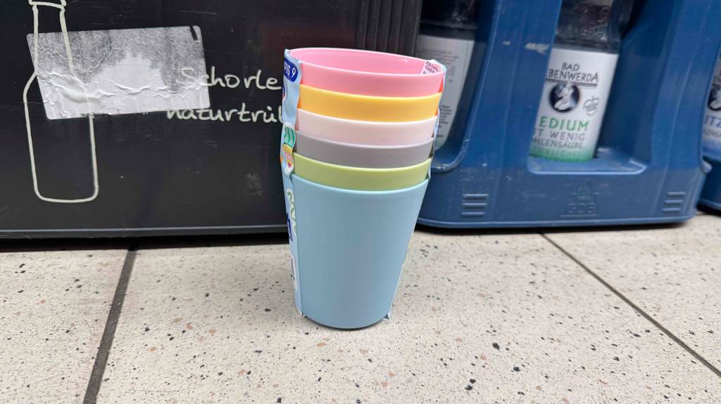Plastikbecher-Test: Sechs Plastikbecher in verschiedenen Farben stehen ineinander gestapelt auf dem Boden.