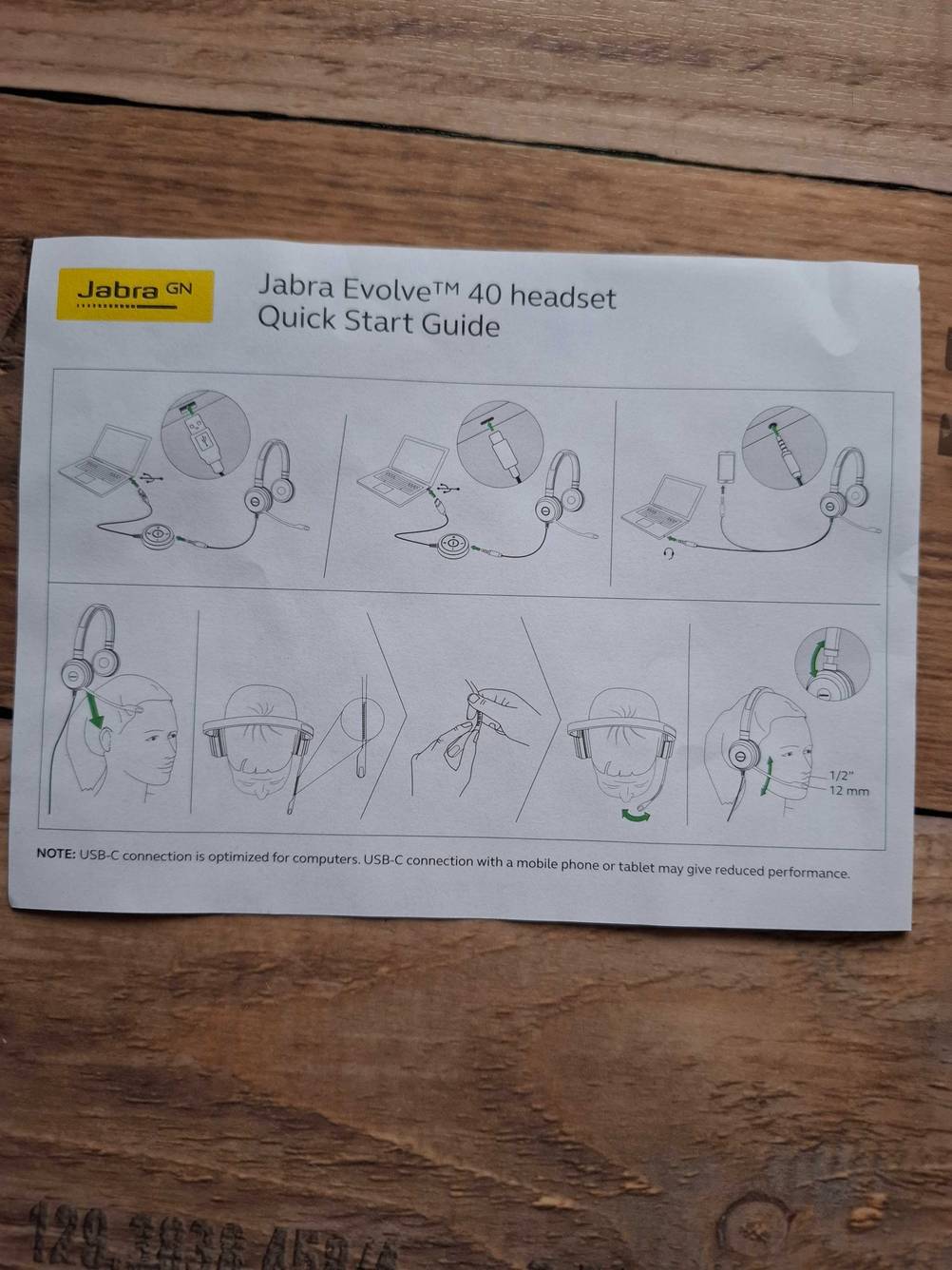 Blick auf die bebilderte Anleitung eines getesteten Jabra-Headsets.