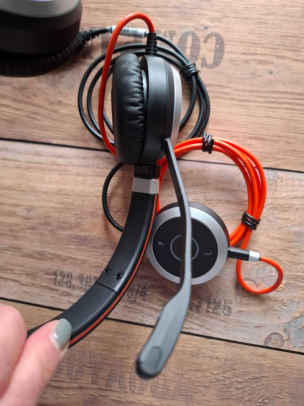 Blick auf den Bügel eines getesteten Jabra-Headsets.