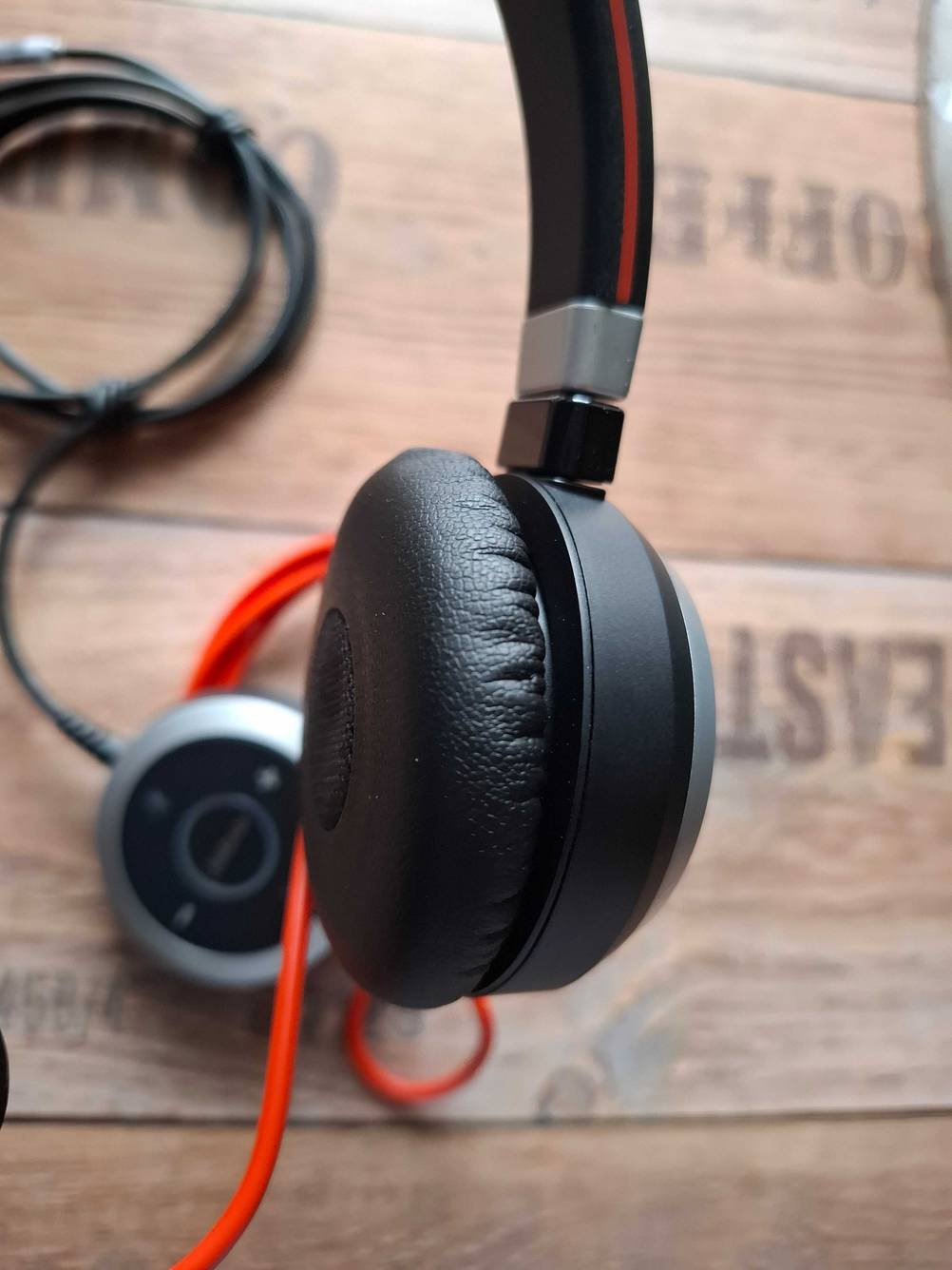 Jabra-Headset im Test: Detailansicht eines Hörers von der Seite.