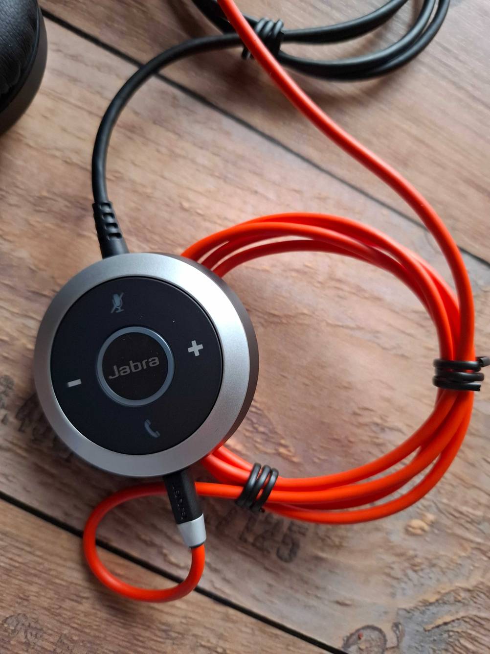 Blick auf die Steuerungstasten eines getesteten Jabra-Headsets.