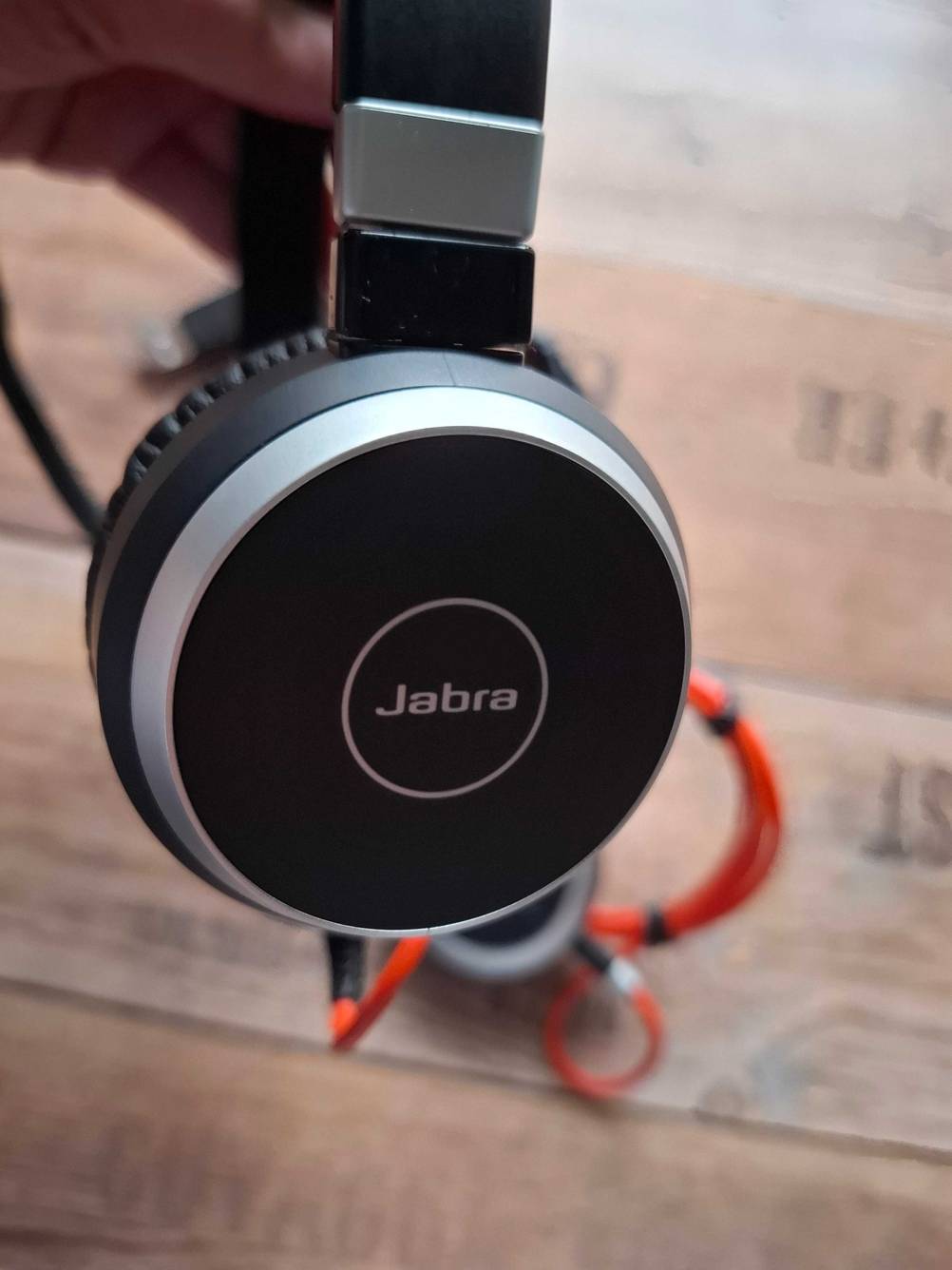 Jabra-Headset-Test: Auf dem Hörer ist das Markenlogo aufgedruckt.