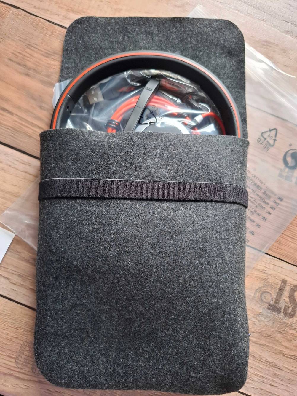 Im Test: Ein verpacktes Jabra-Headset schaut etwas aus der grauen Aufbewahrungstasche.