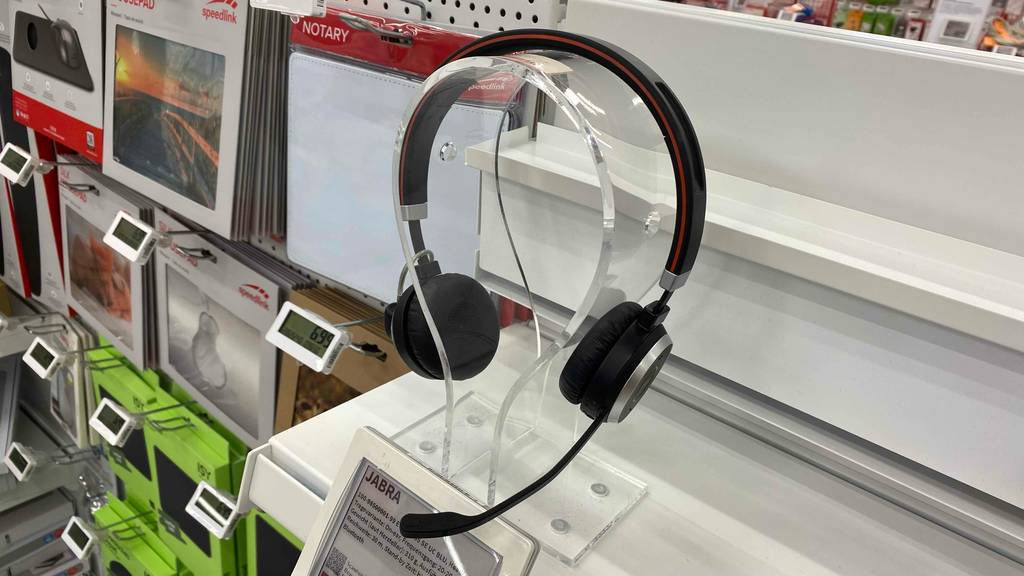 Getestetes Jabra-Headset befindet sich auf einem Ständer.