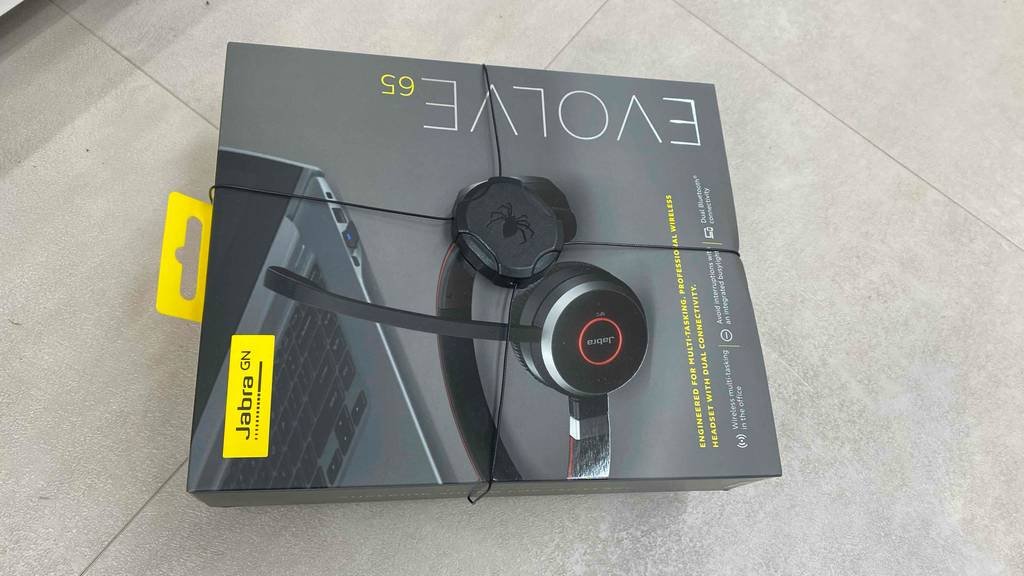 Jabra-Headset im Test: Mehrere Exemplare befinden sich nebeneinander.