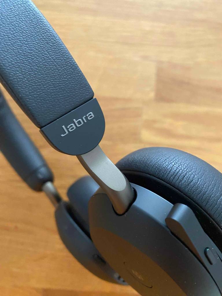 Auf einem getesteten High-End-Bluetooth-Kopfhörer ist der Markenname eingedruckt.