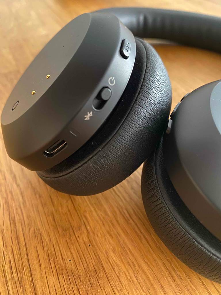 High-End-Bluetooth-Kopfhörer-Test: Blick auf die Menütasten und Ladebuchse.