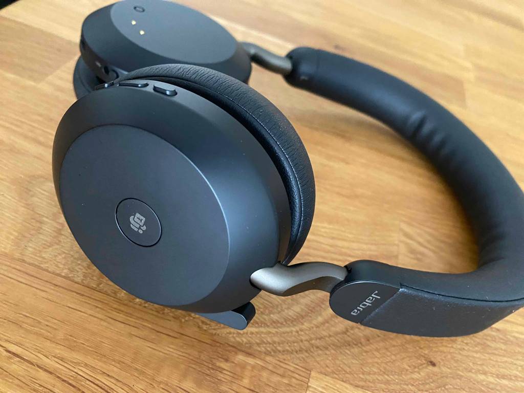High-End-Bluetooth-Kopfhörer im Test: Blick auf eine Hörermuschel von außen.