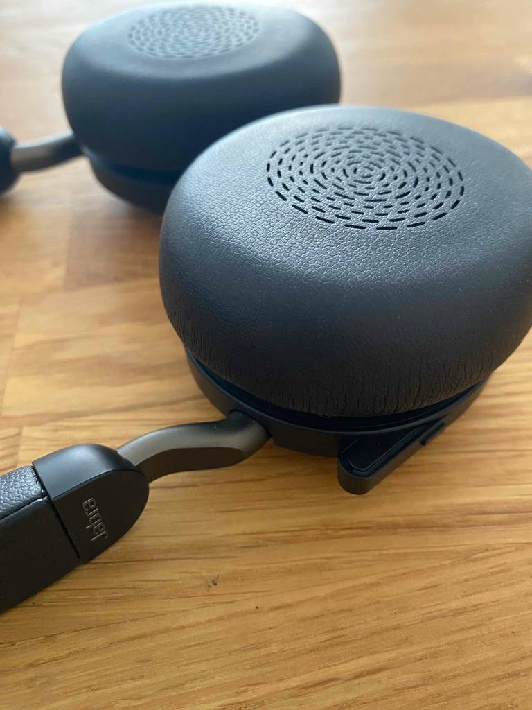 Detailansicht der Ohrmuschel eines getesteten High-End-Bluetooth-Kopfhörers.