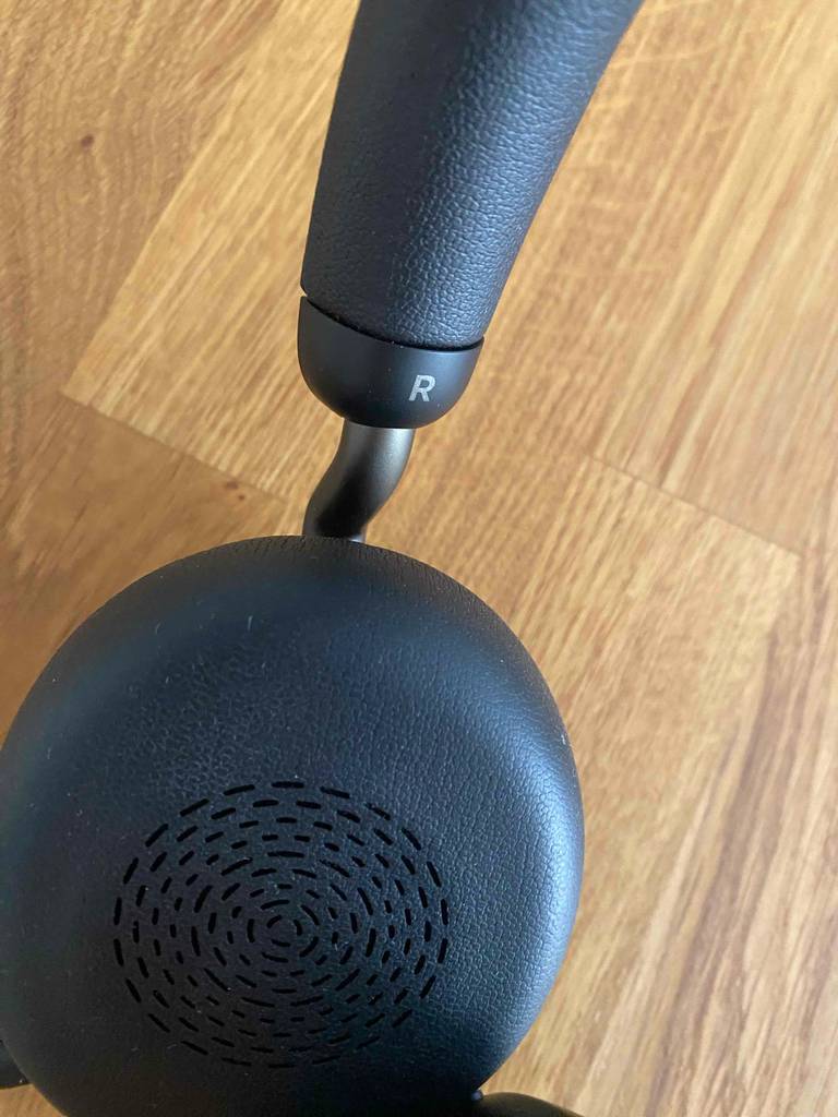High-End-Bluetooth-Kopfhörer getestet: Auf dem Kopfbügel ist ein R eingedruckt.