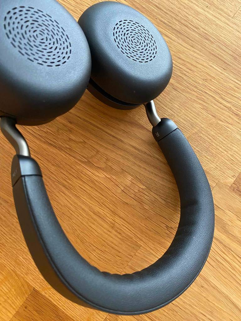 Blick von oben auf den Kopfbügel eines High-End-Bluetooth-Kopfhörers im Test.