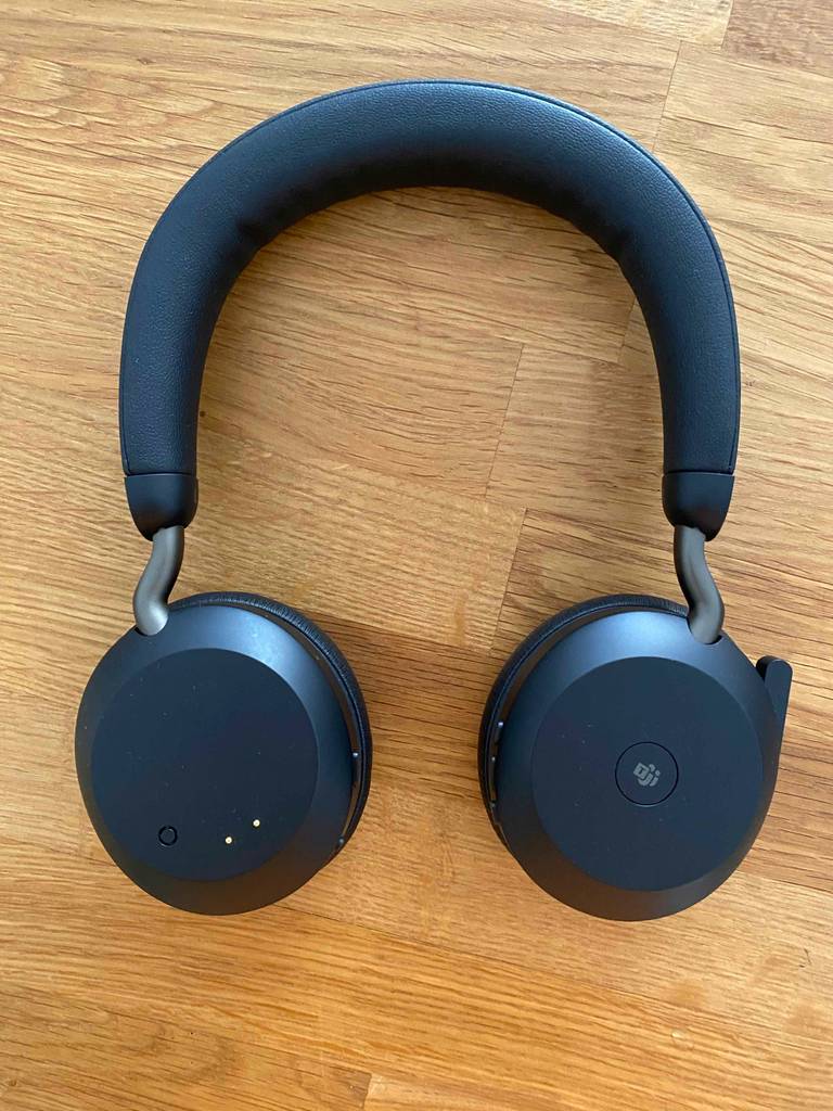 Blick von oben auf einem High-End-Bluetooth-Kopfhörer, der zum testen auf einer Holzfläche liegt.