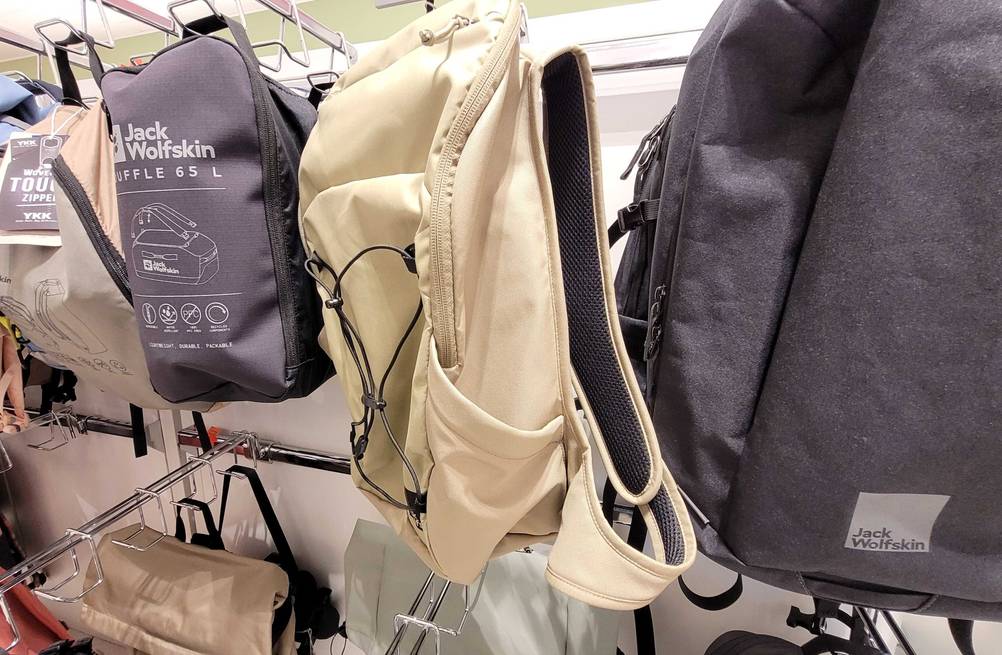Der Jack-Wolfskin-Rucksack im Test von der Seite in einem Regal hängend.