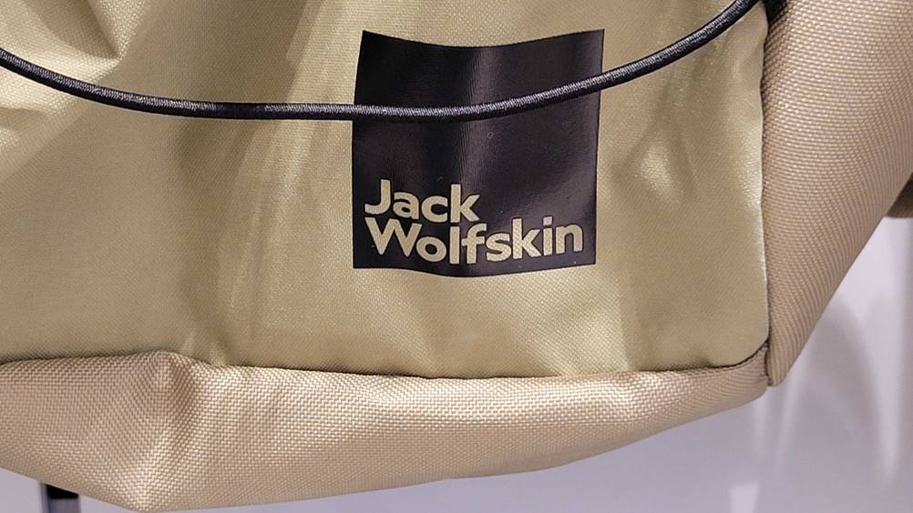 Jack-Wolfskin-Rucksack-Test: Nahaufnahme des Logos.