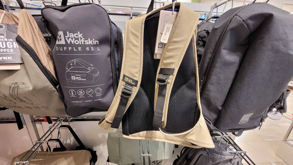 Rückseite des getesteten Jack-Wolfskin-Rucksacks in einem Regal neben anderen Produkten hängend.
