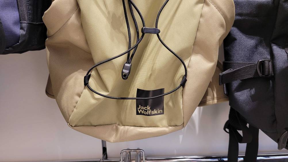 Jack-Wolfskin-Rucksack im Test: Nahaufnahme des Rucksacks mit Logo und Schnürren.