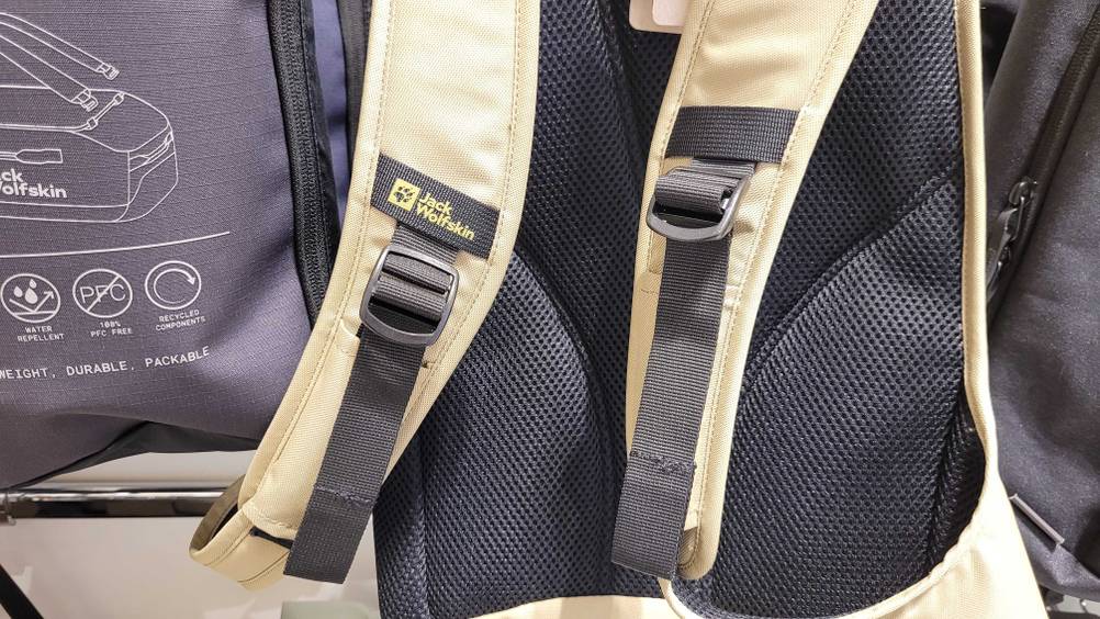 Jack-Wolfskin-Rucksack getestet: Nahaufnahme der Schultergurte.