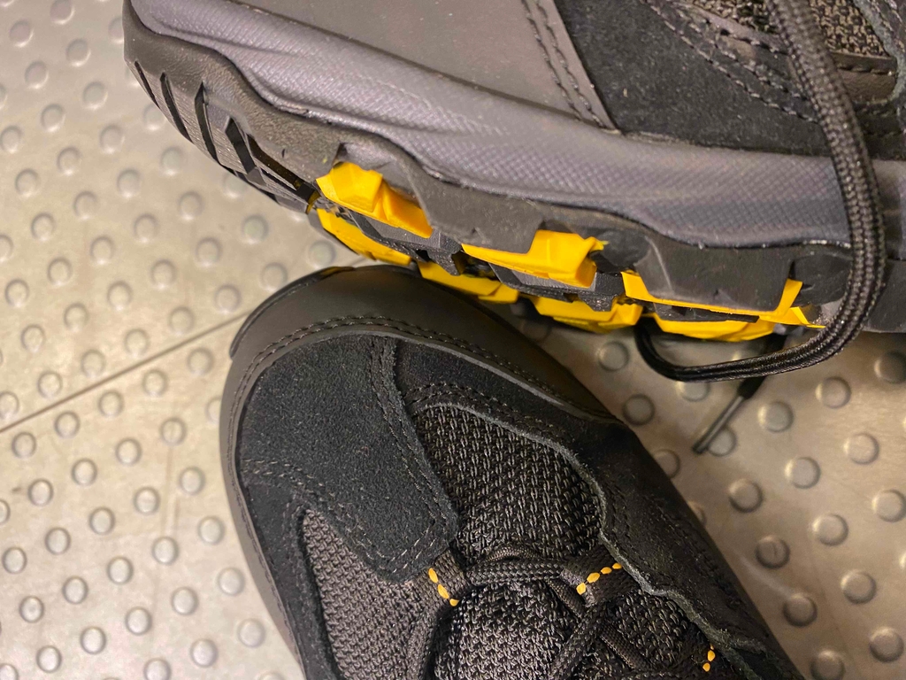 Getestete Wanderschuhe für Damen: Detailansicht der verstärkten Zehenkappe sowie der Profilsohle.